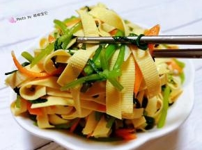 千张入口比肉还要香混搭着茼蒿的清新味道棒极了