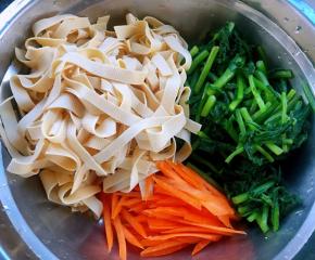 千张、茼蒿、胡萝卜丝放入容器中