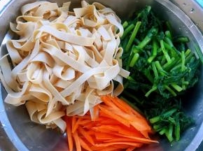 千张、茼蒿、胡萝卜丝放入容器中