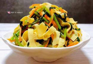 爽口开胃的凉拌香菜装入盘中就大功告成了