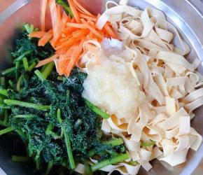 放入调味料蒜去皮捣成泥状、盐、糖、醋、味精