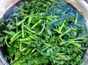 茼蒿放入冷水中过凉沥干水份
