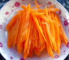 胡萝卜切成丝备用