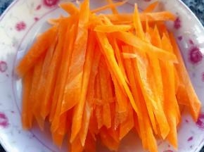 胡萝卜切成丝备用