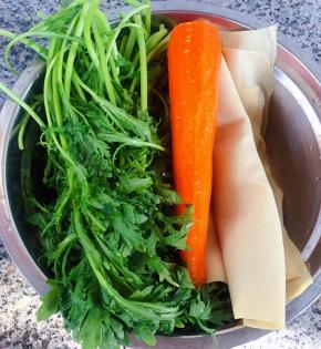 准备原材料茼蒿、千张、胡萝卜备用