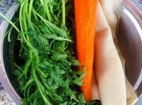 准备原材料茼蒿、千张、胡萝卜备用