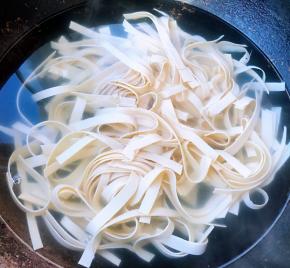 锅中烧开水放入千张丝焯水去除豆腥味后立即放入冷水中过凉沥干水份