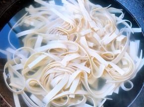 锅中烧开水放入千张丝焯水去除豆腥味后立即放入冷水中过凉沥干水份