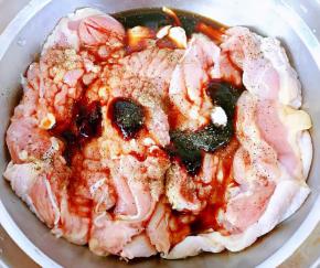 放入调味料奥尔良腌料、蚝油、一品鲜酱油、糖、料酒、黑胡椒粉