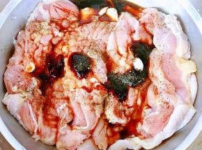 放入调味料奥尔良腌料、蚝油、一品鲜酱油、糖、料酒、黑胡椒粉