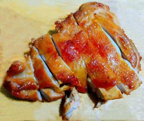 鸡腿肉稍微晾凉切成条状