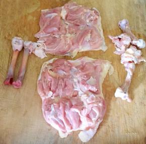 鸡腿从内侧剪开剔去鸡骨用刀背轻轻给鸡腿肉拍散单不要切断这样更易入味