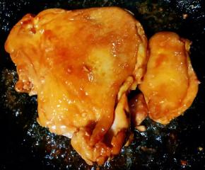 汤汁快收干时鸡腿完全入味即可出锅享用