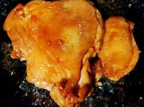 汤汁快收干时鸡腿完全入味即可出锅享用