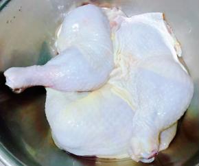 新鲜的鸡腿洗净沥干水份