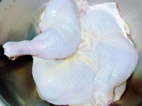 新鲜的鸡腿洗净沥干水份