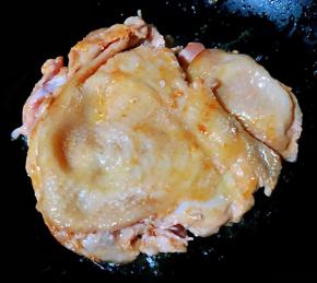 一面煎五成熟翻过来煎另一面