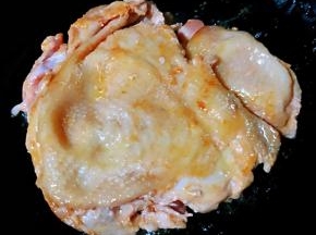 一面煎五成熟翻过来煎另一面