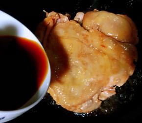 为了更加入味蚝油、一品鲜酱油、糖少添加一点清水搅拌均匀淋在鸡腿上改中小火煎起来