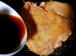 为了更加入味蚝油、一品鲜酱油、糖少添加一点清水搅拌均匀淋在鸡腿上改中小火煎起来