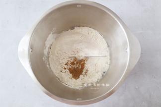 将温水和盐混合融化，倒入褐麦粉，中筋面粉，椒盐和孜然粉。