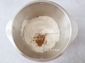 将温水和盐混合融化，倒入褐麦粉，中筋面粉，椒盐和孜然粉。