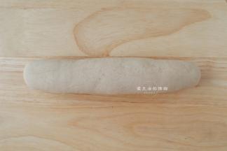 将面团搓成长柱形，这样比较容易分面剂。