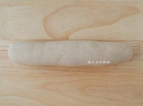 将面团搓成长柱形，这样比较容易分面剂。
