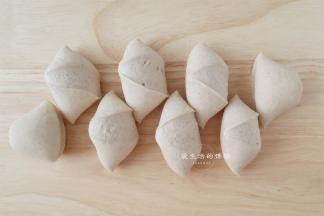 用刮刀将面团平均切成8等份，大约60克每个，盖上保鲜膜松弛20分钟。