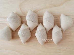 用刮刀将面团平均切成8等份，大约60克每个，盖上保鲜膜松弛20分钟。