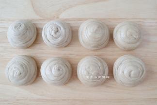 所有的盘丝饼胚就做好了，用手轻轻按压几下，盖住保鲜膜松弛20分钟。