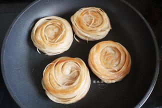 热锅，放入适量多一些油，将盘丝卷用手压扁一些，放入锅里，翻面小火煎熟即可，煎的时候可以用锅铲轻轻压下去几次，可以让组织更松散哦。