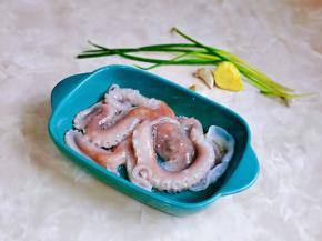 准备食材，鲜活的八爪鱼，请店家帮忙杀好的，到家依旧活生生！！！