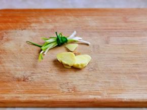 姜去皮切片。小葱去皮去根，洗干净卷起来。