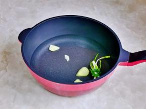 锅中加入纯净水，再加入葱姜。