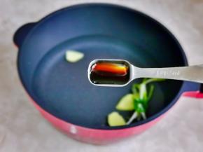 按个人口味加入盐，再加入一勺生抽。