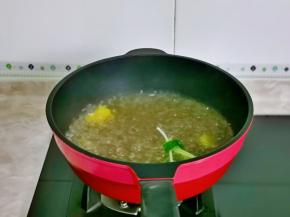 大火将水烧开，转中火煮2分钟。