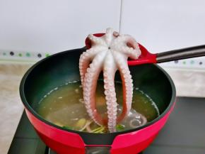 煮熟后捞出，装盘。