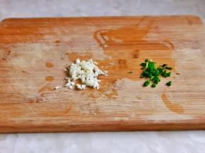 蒜去皮切碎，葱花切好。