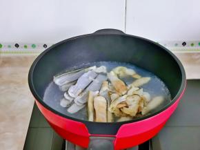 焯一下水，水开下锅，烫30秒捞出，也可以不焯，根据个人习惯来，我觉得烫一下更卫生。