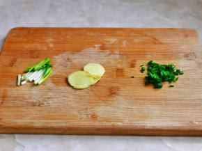 葱姜去皮切好，葱白与葱叶分开切。