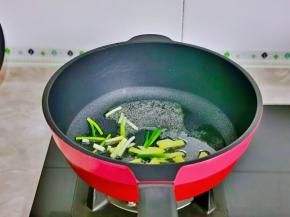 起油锅加入葱白与姜丝煸炒。