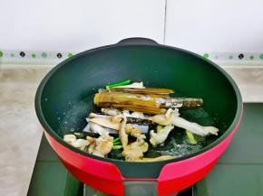 再加入焯水的蛏子王翻炒。