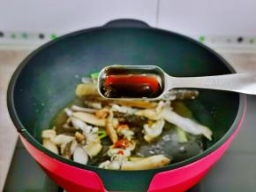 加入蚝油，翻炒均匀2分钟。