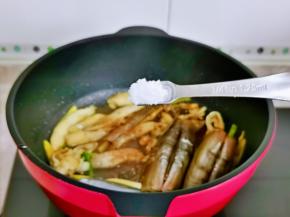 按个人口味加入盐。