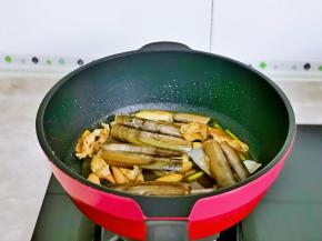 翻炒3分钟左右，关火出锅。