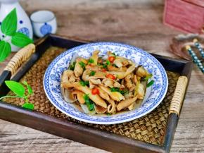 盛出装盘，撒上葱花，红辣椒。