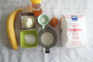 准备材料，香蕉最好用比较熟的香蕉，比较好操作！