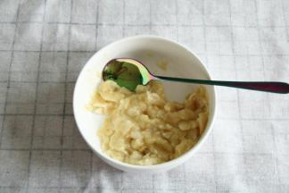 香蕉去皮切成小块，放入碗里，压成泥，或者用料理机打成泥也可以。