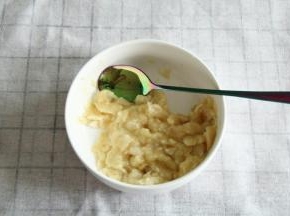 香蕉去皮切成小块，放入碗里，压成泥，或者用料理机打成泥也可以。